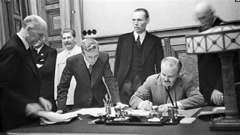 In the night of 23-24 August 1939, Germany and the Soviet Union signed a non-aggression pact. . What 2 countries signed a pact in 1939 why did they make the agreement